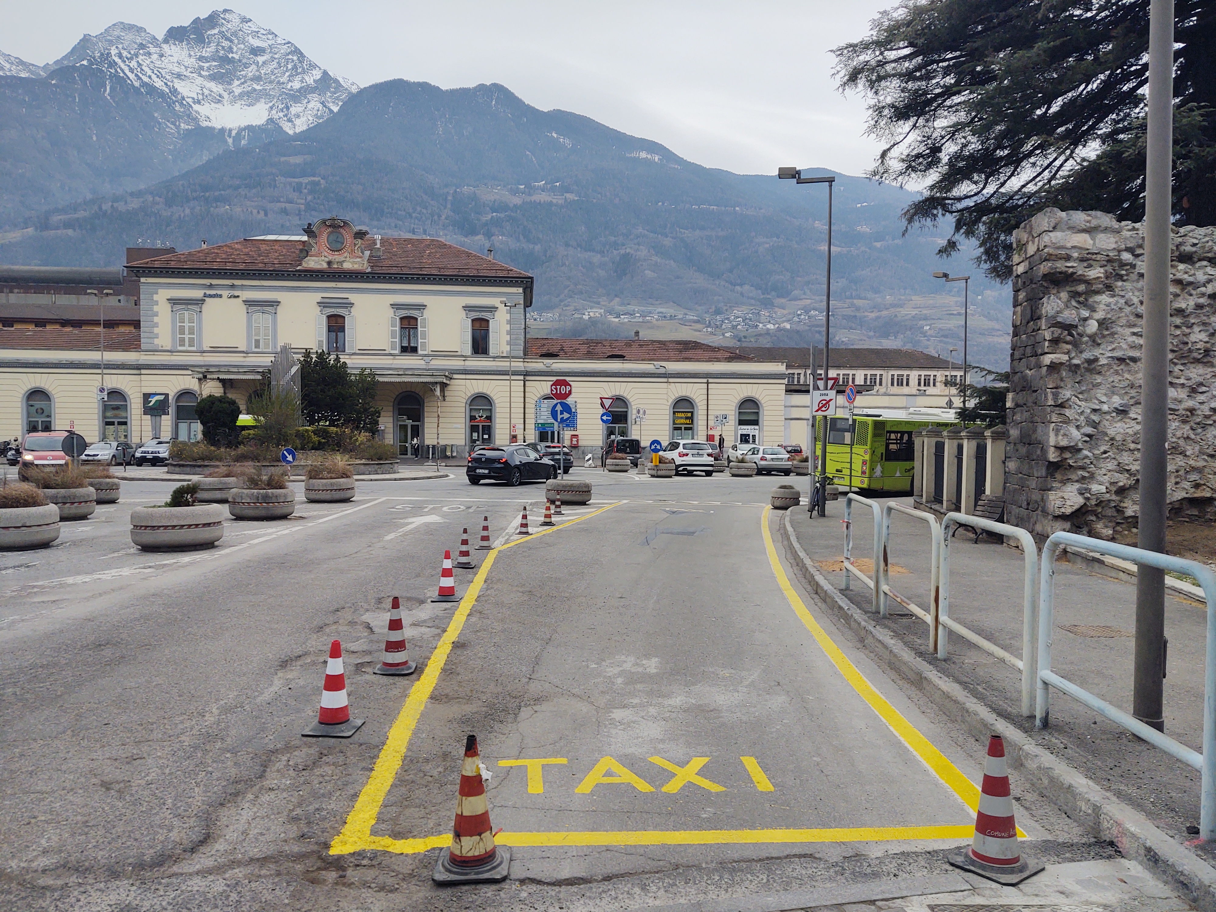 Nuovi stalli di sosta taxi nella zona della stazione ferroviaria: modifiche alla circolazione in viale Crétier e in avenue du Conseil des Commis