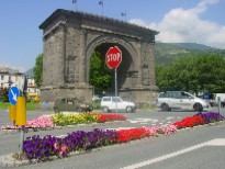 Aiuola fiorita nei pressi dell'Arco di Augusto