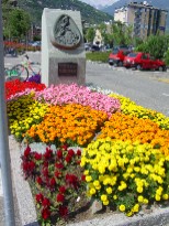 Monumento AIDO con aiula fiorita